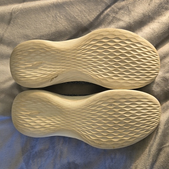 Skechers women's You Walk sneakers - Picture 5 of 8